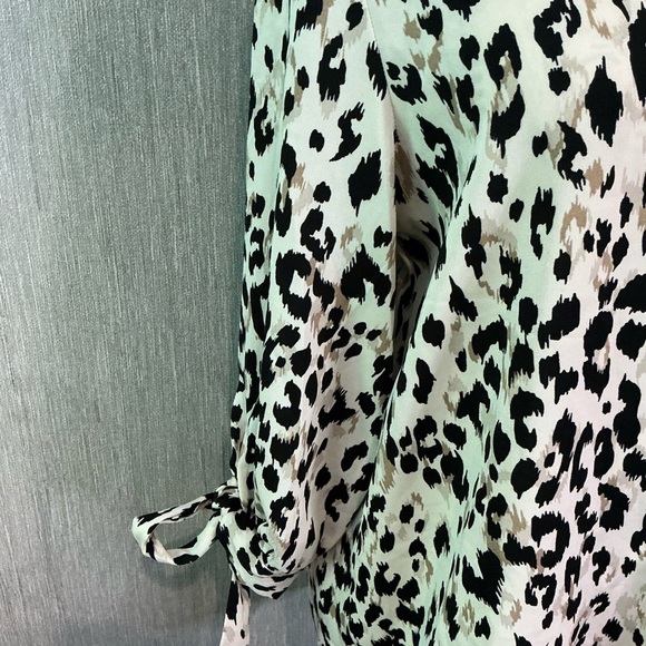 She+Sky Leopard Print Wrap Blouse Size Large - Picture 4 of 12